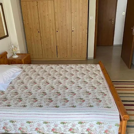 Queen's * Olympiakí Aktí